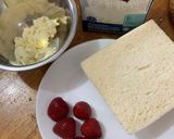 Foto langkah ke 1 dari resep Stroberi Sando (sandwich buah ala Jepang).
