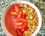 Une image de l'étape 2 de Smoothie bowl à la fraise et granola.