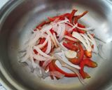 Foto del paso 2 de la receta: Tiritas de Repollo, Pimentón y Cebolla con Espagueti