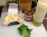 Foto del paso 3 de la receta: Ensalada de tomate, pesto a mi manera y pipas