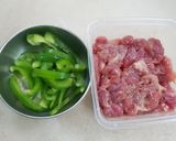 รูปขั้นตอนการทำที่ 1 ของ หมูผัดพริกหวาน