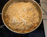 Foto del paso 4 de la receta: Fideos de arroz con cebolla y salsa agridulce o de soja