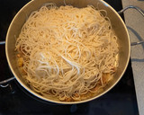Foto del paso 4 de la receta: Fideos de arroz con cebolla y salsa agridulce o de soja