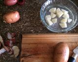Foto del paso 1 de la receta: Guarnición de papas y arvejas