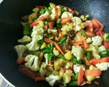 A picture of step 3 of Mix vegetables with chicken ki sabzi.