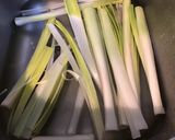 Une image de l'étape 1 de Feuilletés chèvre poireaux, salade de jeunes pousses.
