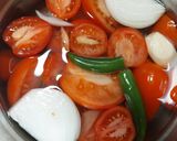Foto del paso 1 de la receta: Chicharrón con nopalitos en salsa roja