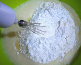Foto del paso 5 de la receta: Bizcocho de yogur de limón con zumo de limón natural