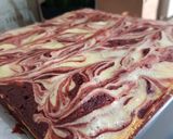 Foto langkah ke 6 dari resep 25. Red Velvet Cheesecake Brownies.