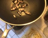 Foto del passaggio 2 della ricetta Spaghetti in padella 3 rucola e guanciale