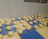 Foto langkah ke 5 dari resep Donat lembut tanpa telur.