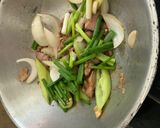 รูปขั้นตอนการทำที่ 2 ของ ตับไก่ผัดพริกอ่อน