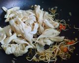 Foto langkah ke 2 dari resep Tumis Jamur Tiram Tauge.