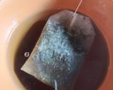 Une image de l'étape 3 de Thé à la menthe et pignons de pin.