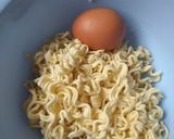 Foto langkah ke 1 dari resep Omelet Mie.