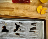 Foto del paso 1 de la receta: Hojaldritos dulce-salado de melocotón con jamón ibérico y burrata