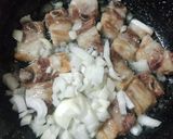 Foto del paso 3 de la receta: Arroz con costillas, ajos tiernos y champiñones