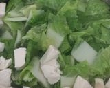 Foto langkah ke 3 dari resep Sop Bening Sawi Tahu.
