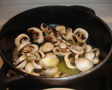 Foto del paso 3 de la receta: Pechuga revuelta con pimientos verdes y champiñones