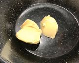 Foto del paso 3 de la receta: Masa para croquetas de tinta, sepia y gambas (truco para una bechamel perfecta)