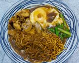 Gambar langkah 6 resipi Sizzling Yee Mee.