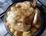 Une image de l'étape 11 de Poulet et pommes de terre fondantes rôtis aux herbes de Provence et huile d'olive 🍴.