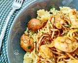 Foto del paso 6 de la receta: Mafalda con huevas de sepia y gulas en tomate frito con albahaca