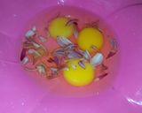 A picture of step 1 of Clove fried egg.