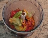 Foto del passaggio 2 della ricetta Farfalle con crema di fiori di zucchini e pomodorini ciliegino