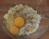 Foto langkah ke 2 dari resep Rheinische Reibekuchen (Rievkooche)-Kue Kentang Parut Cologne.