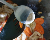 Foto langkah ke 4 dari resep Cah jamur tiram wortel.