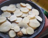 Foto del paso 4 de la receta: Carne al horno con papás y salsa de verdeo