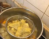 Hình bước làm 1 của món Mì hoành thánh, sườn cấp đông