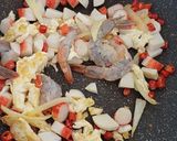 Foto langkah ke 6 dari resep Kwetiau Goreng Seafood.