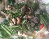 Foto langkah ke 3 dari resep Cah sawi jamur.
