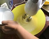 Hình bước làm 3 của món Bánh bông lan trứng muối