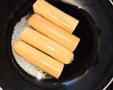 A picture of step 2 of 𝐻𝑜𝓉𝒹𝑜𝑔/𝒸𝒽𝒾𝒸𝓀𝑒𝓃 Sandwich.