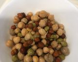समोसा छोले चाट (samosa chole chaat recipe in marathi) रेसिपी स्टेप 2 फोटो 