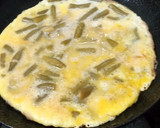 Foto del paso 3 de la receta: Filet de salmón a la crema con omelette de chauchas