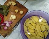 Foto langkah ke 1 dari resep Kentang Bumbu Merah.