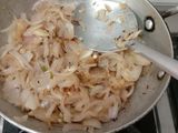 प्याज की पूरी (स्टफ्ड अनियन पूरी)