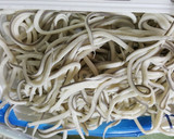 Foto del paso 1 de la receta: Gulas con ajos frescos