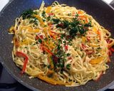 Foto del passaggio 3 della ricetta Tagliolini con mini peperoni, pecorino e pepe tostato