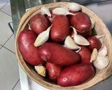 Une image de l'étape 3 de Pommes de terre au diable, ail confit et herbes aromatiques.