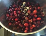 Une image de l'étape 1 de Crumble aux cranberries fraîches clémentines et amandes.