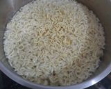 Foto langkah ke 1 dari resep Bola-bola mie instant.