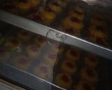 Foto langkah ke 5 dari resep Strawberry Cheese Tumbrint Cookies.