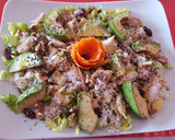 Foto del paso 5 de la receta: Ensalada con pollo, aguacate, frutos secos, semillas y queso