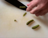Foto del paso 2 de la receta: Sardina ahumada, encurtidos y tomate