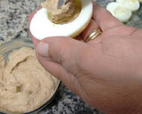 Foto del paso 3 de la receta: Huevos rellenos festivos